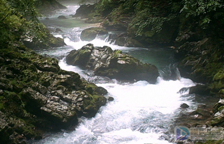 沟水汩汩的意思(沟水汩汩的意思和造句)